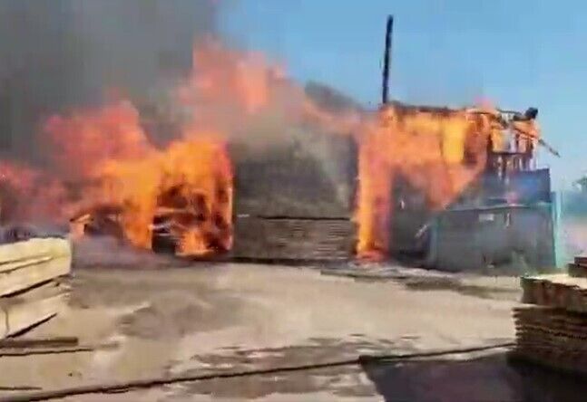 В Иркутской области РФ возник масштабный пожар на складе: справиться с пламям не удается. Видео