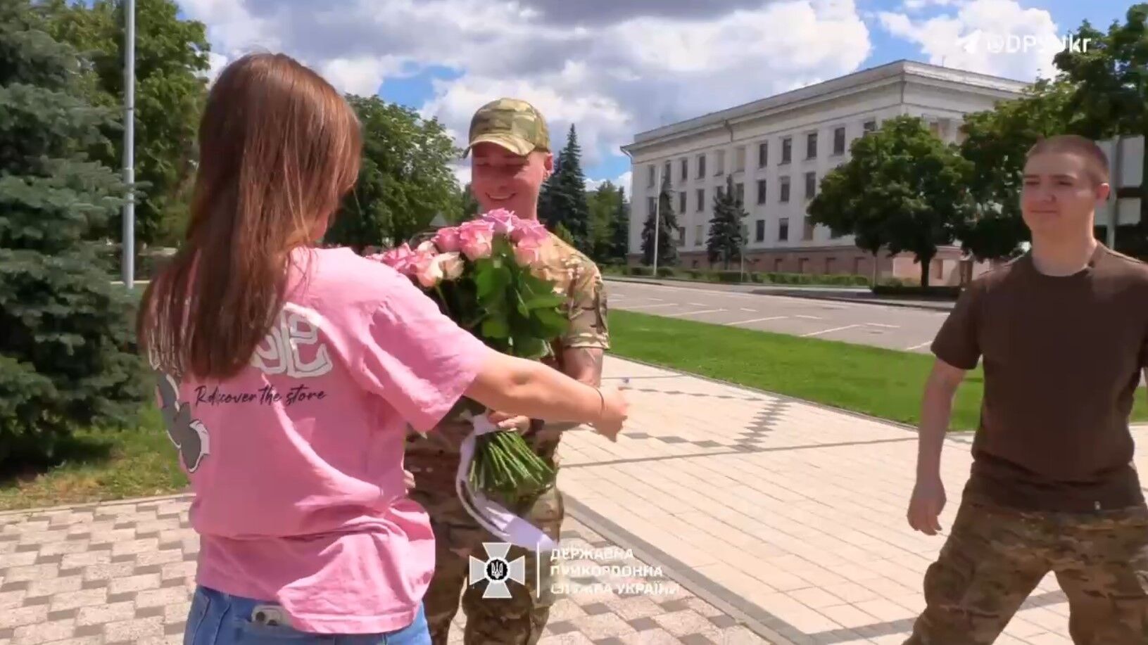 Украинский пограничник сделал предложение любимой в прифронтовом городе: трогательное видео