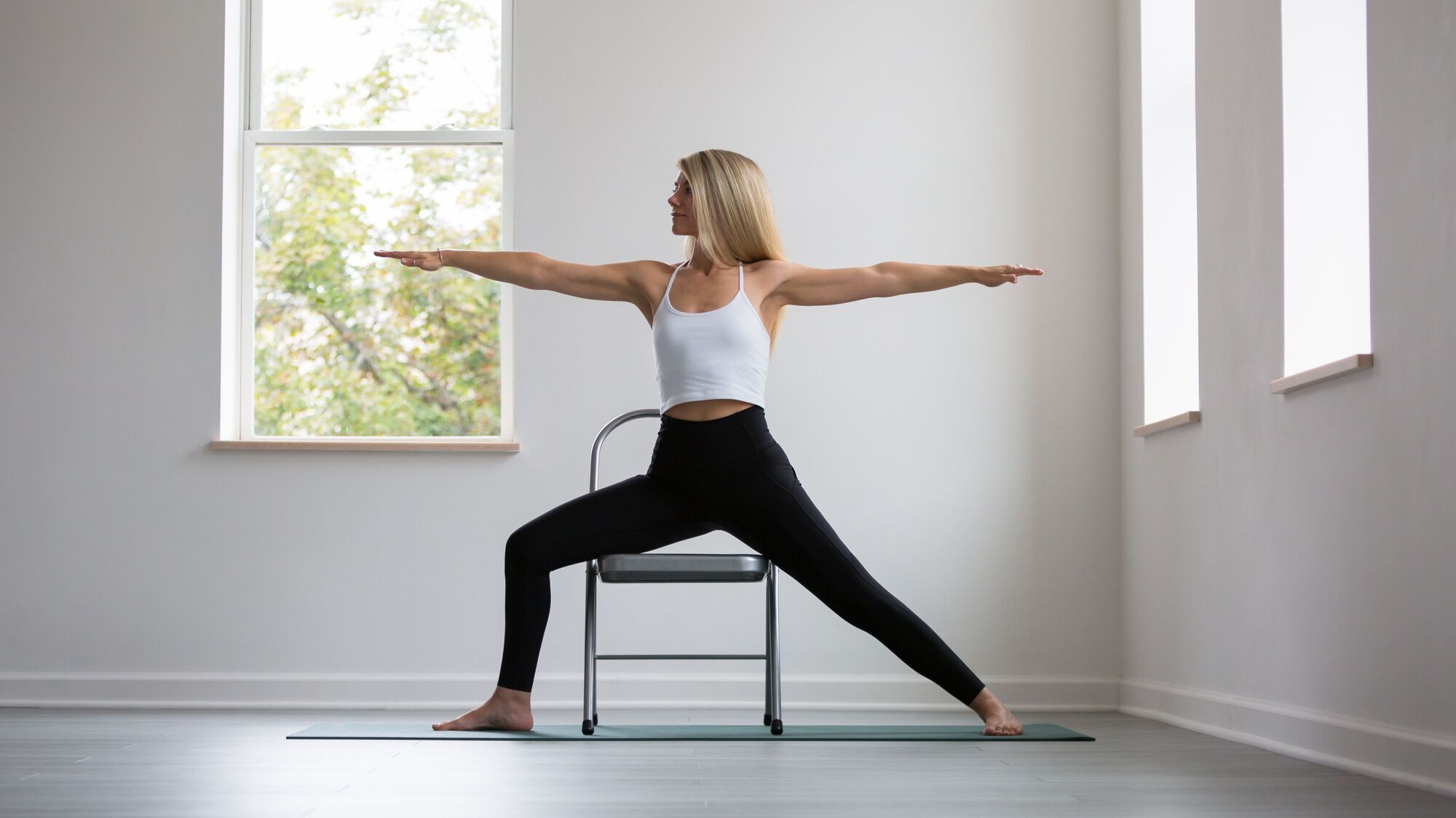 П'ять вправ йоги на стільці, які допоможуть позбутися жиру на "любовних ручках"