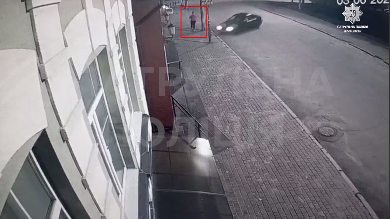 На Київщині п’яний водій ледь не збив пішохода та протаранив стіну будинку: момент ДТП зафіксувала камера. Відео