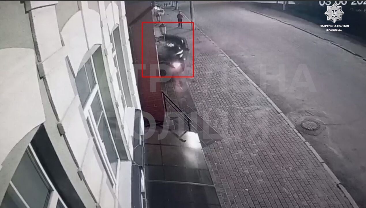 В Киевской области пьяный водитель чуть не сбил пешехода и протаранил стену дома: момент ДТП зафиксировала камера. Видео