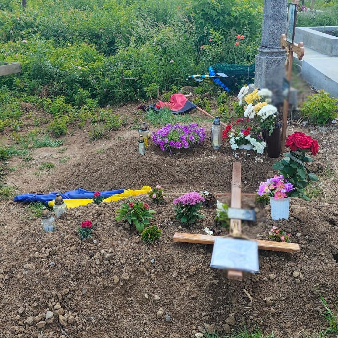 На Тернопольщине надругались над могилами защитников Украины: полицейские установили злоумышленника. Фото