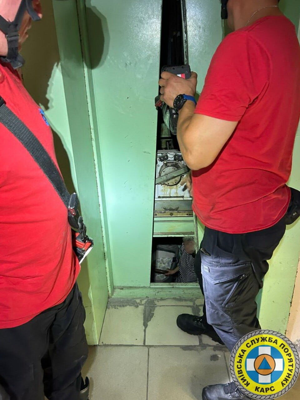 Застряли в лифте: в Киеве спасатели пришли на помощь женщине с 6-месячным младенцем. Фото и подробности