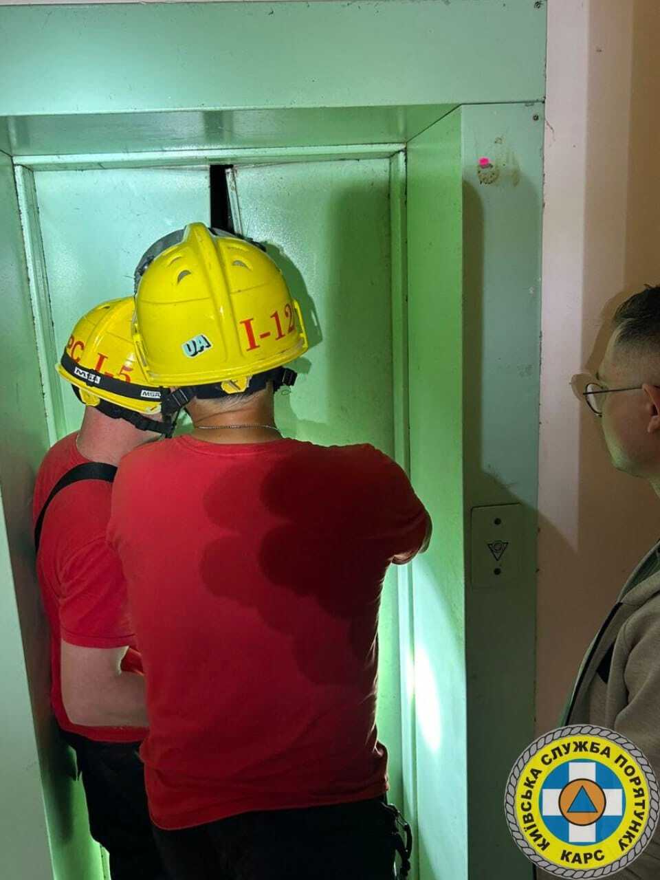 Застрягли у ліфті: у Києві рятувальники прийшли на допомогу жінці з 6-місячним немовлям. Фото і подробиці