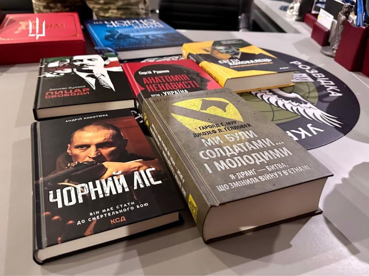 Кирилл Буданов показал книги, приобретенные на "Книжном арсенале": что читает главный разведчик Украины