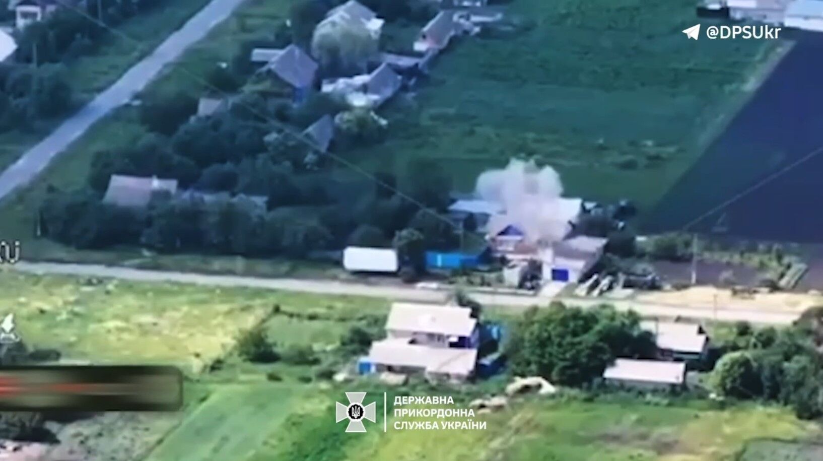 Дрон приніс "запальний настрій": у ДПСУ показали, як влаштовують "бавовну" окупантам на Харківщині. Відео