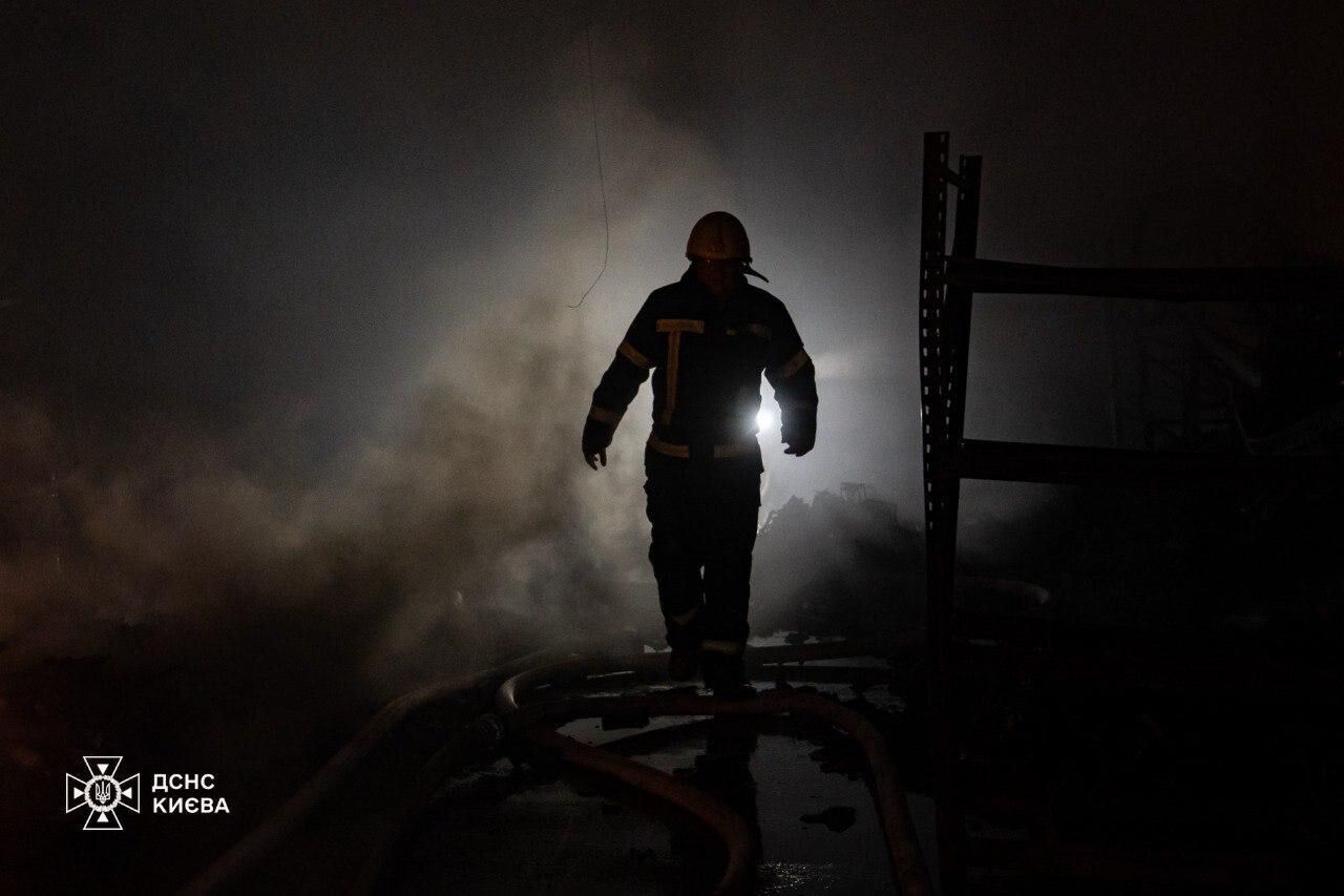 У Києві спалахнула сильна пожежа: стовп диму було видно на всю Троєщину. Фото і відео
