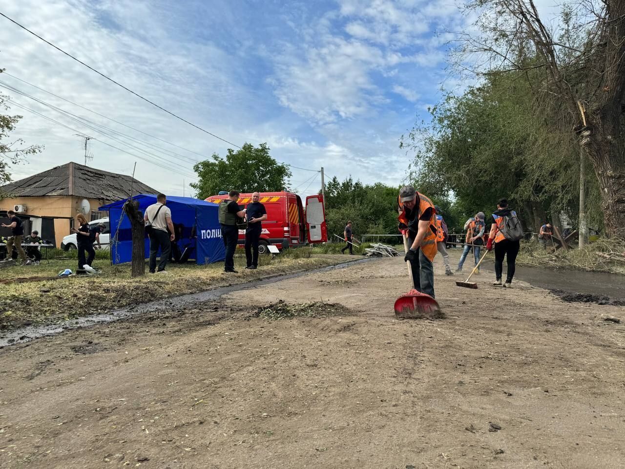 Окупанти атакували Дніпро ракетами, через падіння уламків спалахнула пожежа: серед поранених – немовля. Фото і відео