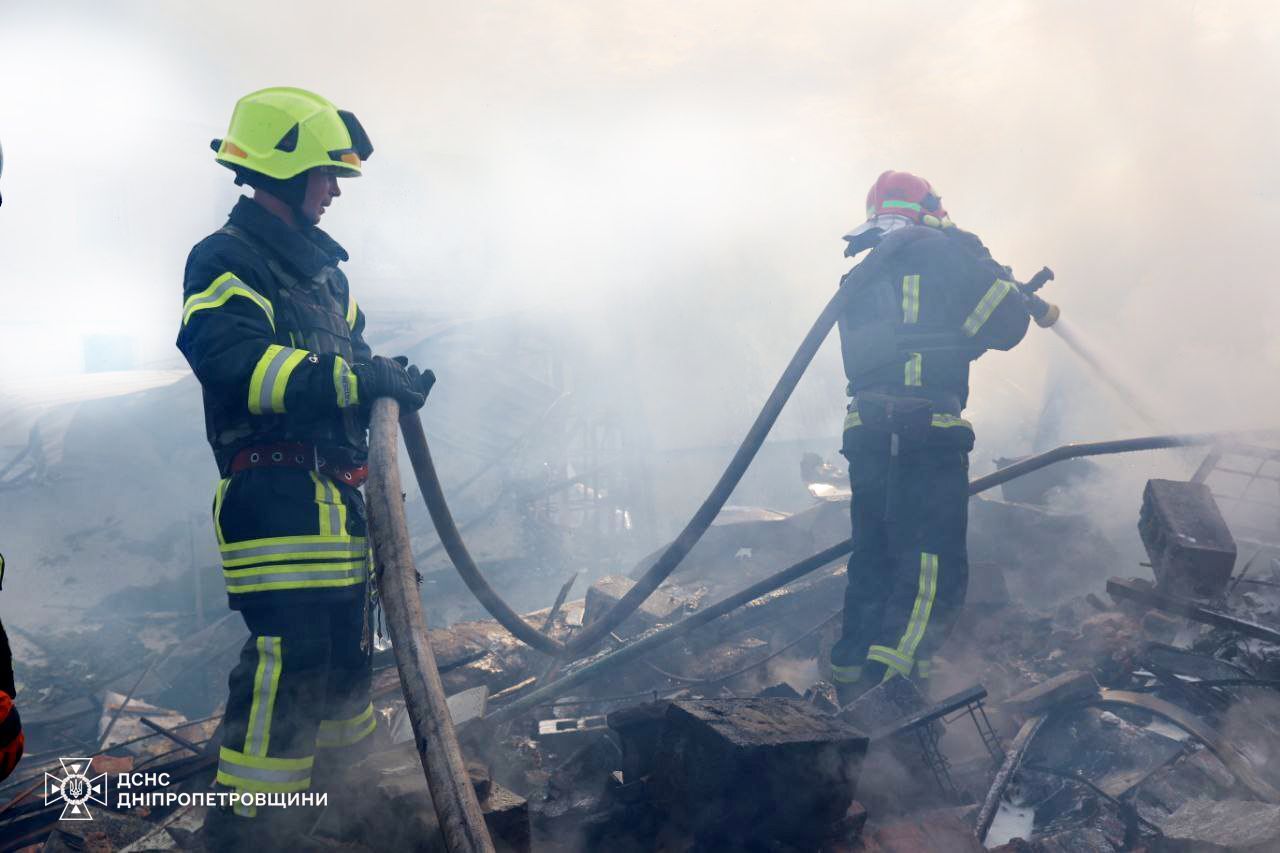 Окупанти атакували Дніпро ракетами, через падіння уламків спалахнула пожежа: серед поранених – немовля. Фото і відео