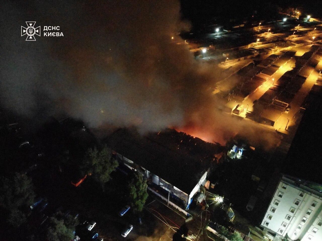 У Києві спалахнула сильна пожежа: стовп диму було видно на всю Троєщину. Фото і відео
