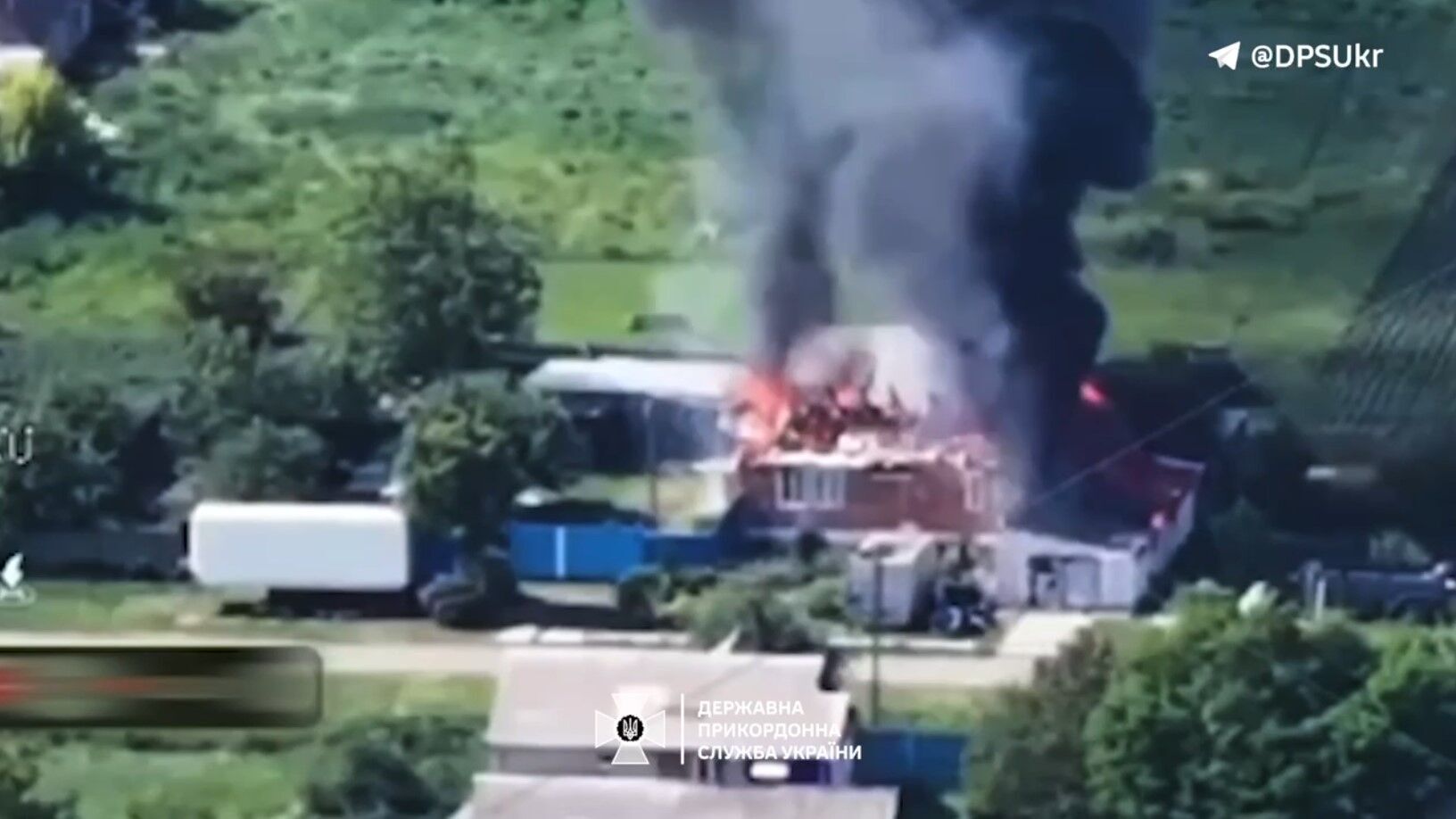 Дрон приніс "запальний настрій": у ДПСУ показали, як влаштовують "бавовну" окупантам на Харківщині. Відео