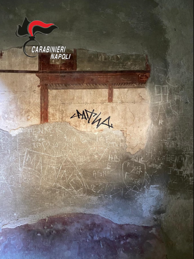 27-летнего туриста арестовали за то, что он написал свое имя маркером на стене древнеримского дома у Помпеев