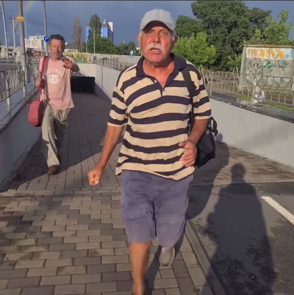 Напад на дружину військового в Києві: 73-річний зловмисник заявив, що на відео не він і нічого не пам’ятає. Фото