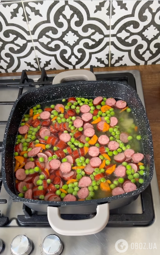 Суп с колбасками и горошком на скорую руку: как приготовить первое блюдо за несколько минут