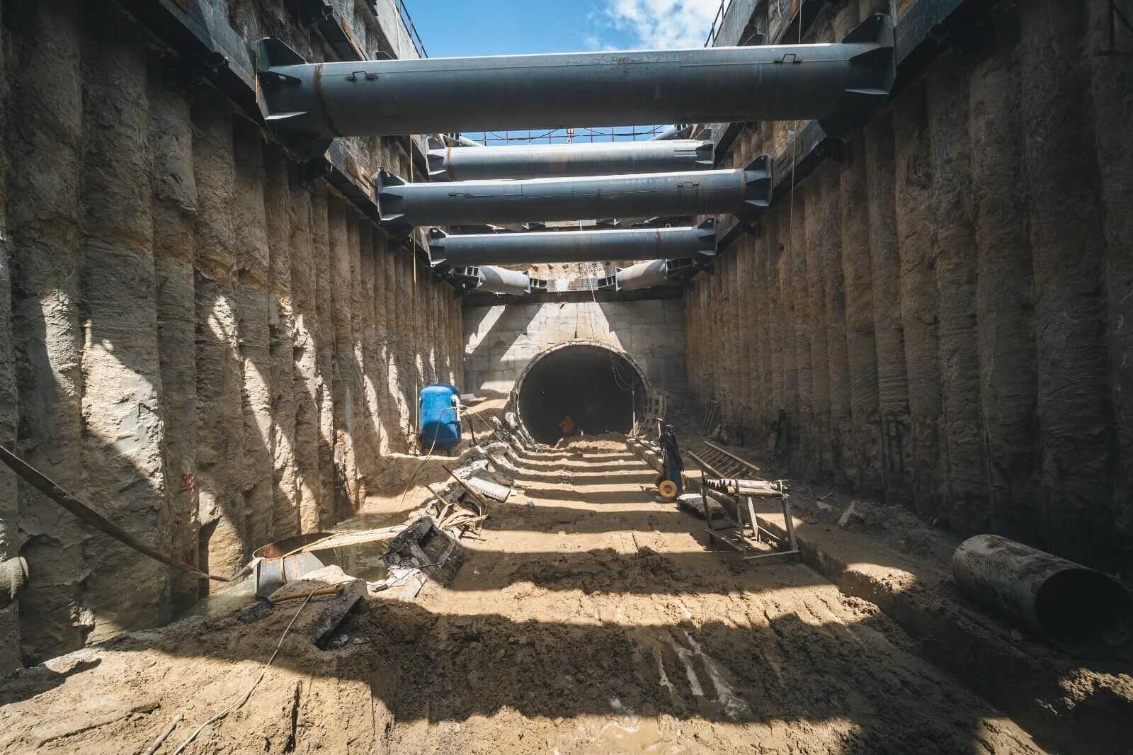 Начали одевать старые тоннели в железобетонную "рубашку": как ремонтируют перегон между станциями метро "Демеевская" и "Лыбедская". Фото