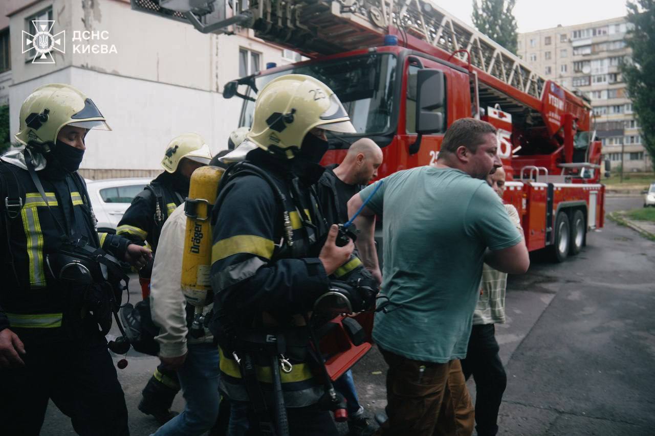 У Києві під час пожеж у двох багатоповерхівках врятували трьох осіб. Подробиці, фото і відео