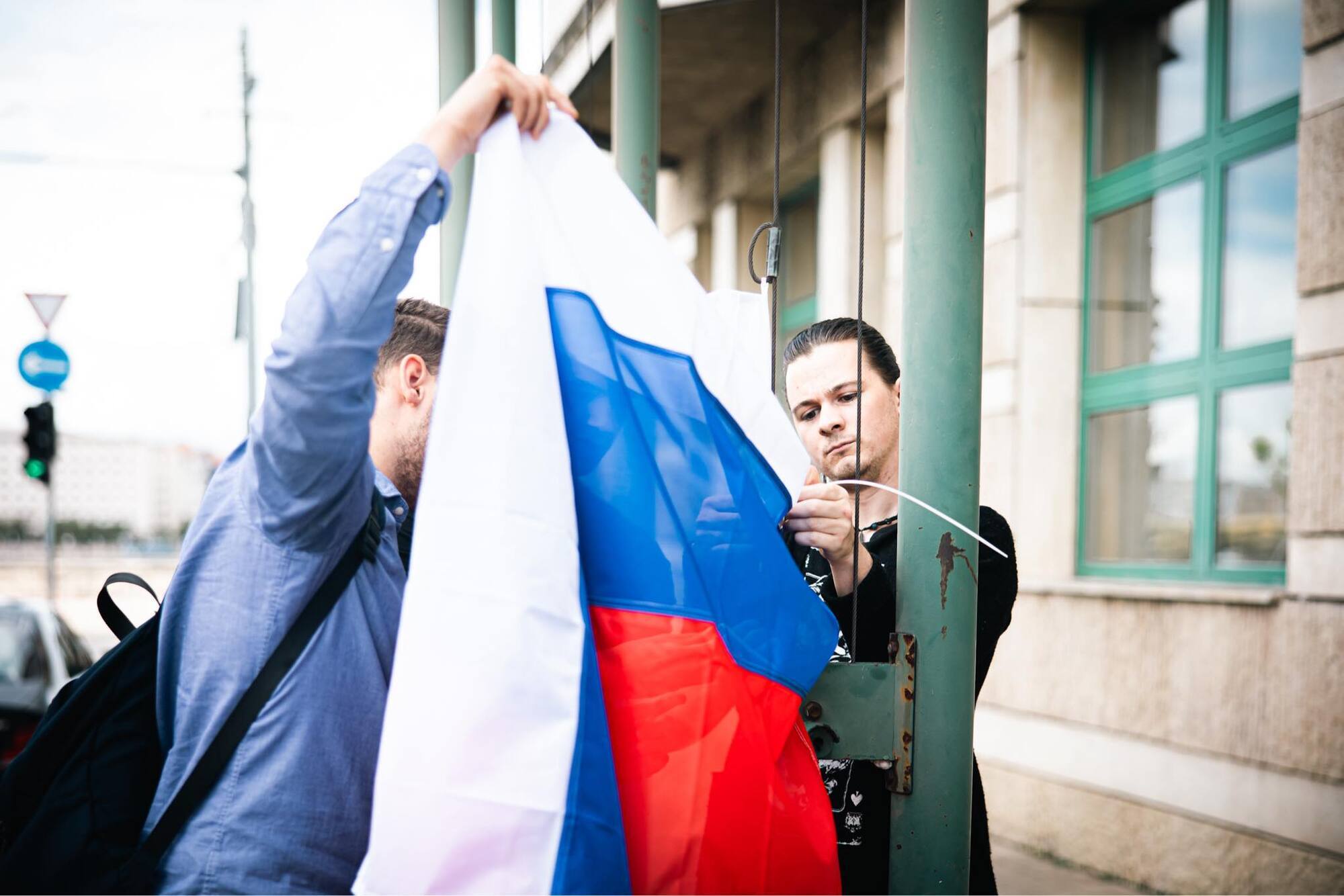 Активисты в знак протеста против политики Сийярто разместили флаг РФ у здания МИД Венгрии