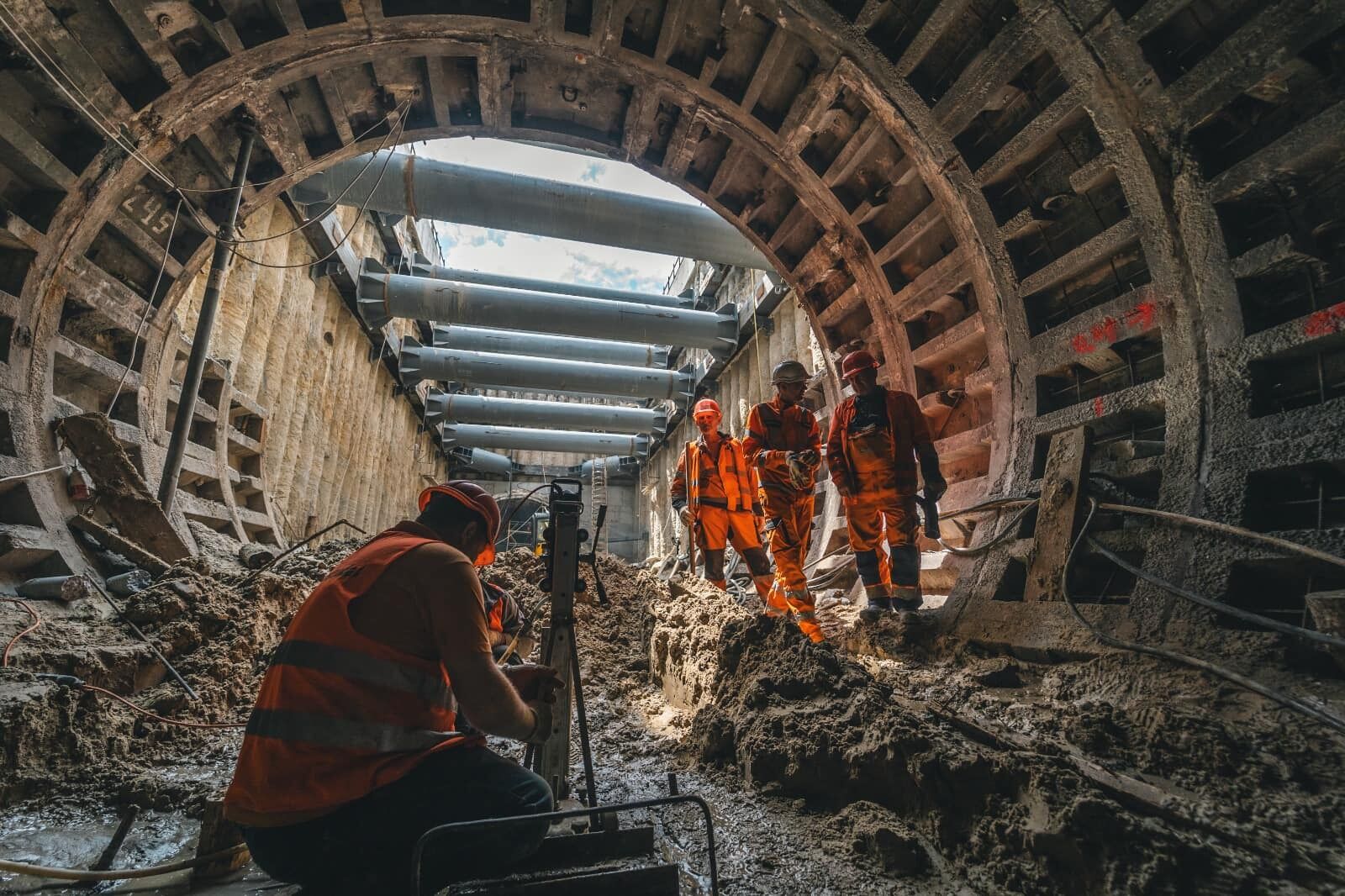 Начали одевать старые тоннели в железобетонную "рубашку": как ремонтируют перегон между станциями метро "Демеевская" и "Лыбедская". Фото