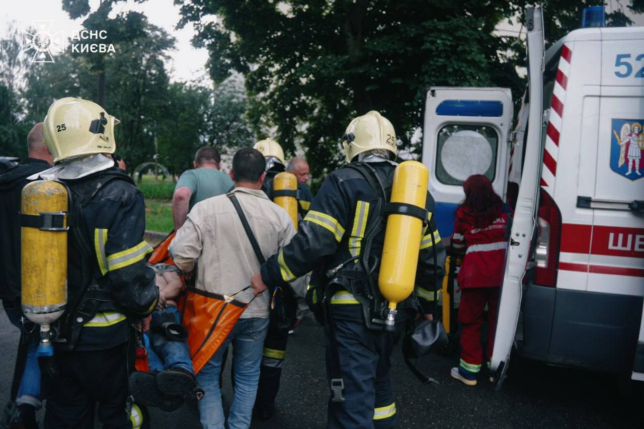 У Києві під час пожеж у двох багатоповерхівках врятували трьох осіб. Подробиці, фото і відео