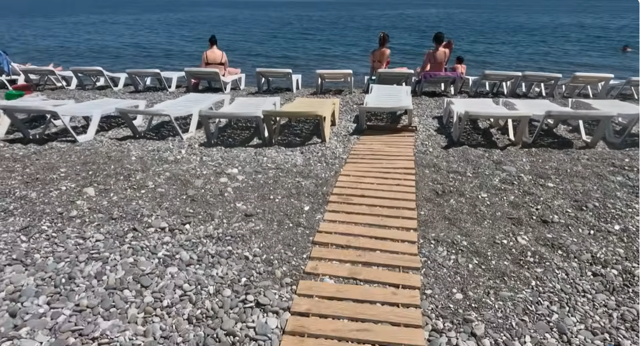 На пляжі – вогнева точка, у морі – каналізація, магазини і кафе навіть не відкрилися: що відбувається з курортним сезоном у Криму