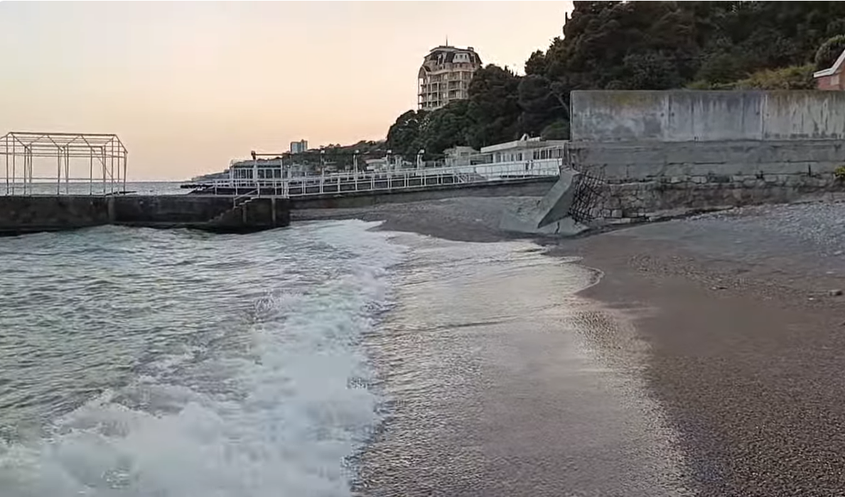 На пляжі – вогнева точка, у морі – каналізація, магазини і кафе навіть не відкрилися: що відбувається з курортним сезоном у Криму