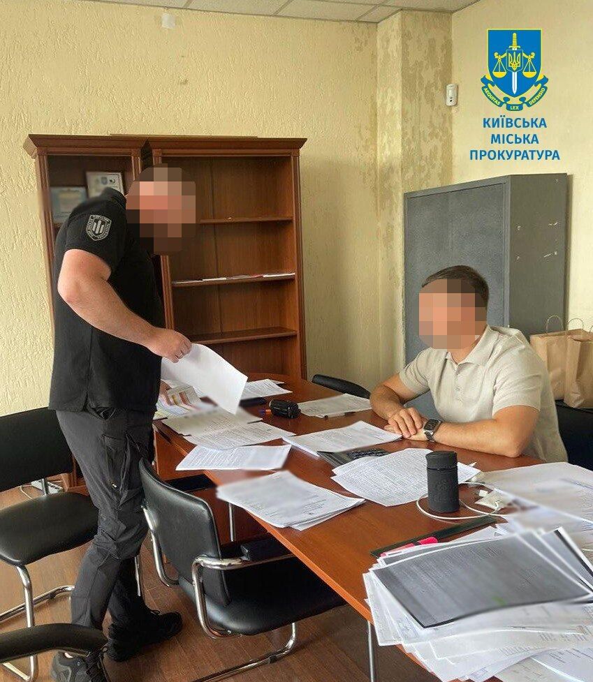 Щотижня 40 тис. грн за право перевозити пасажирів: у Києві в хабарництві підозрюють посадовця КМДА. Фото