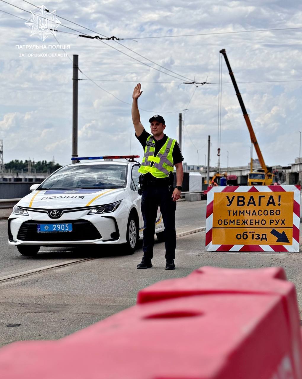 В Запорожье возобновили дорожное движение по плотине ДнепроГЭС после недавней ракетной атаки. Видео