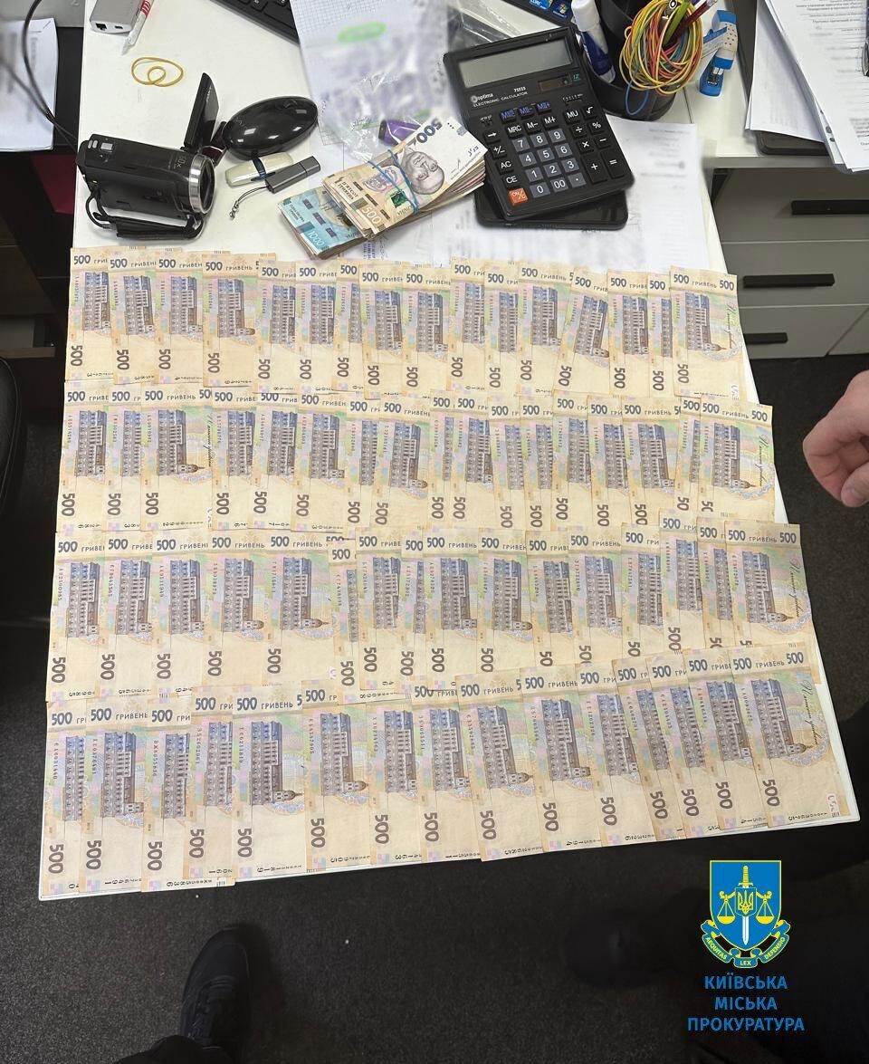 Щотижня 40 тис. грн за право перевозити пасажирів: у Києві в хабарництві підозрюють посадовця КМДА. Фото