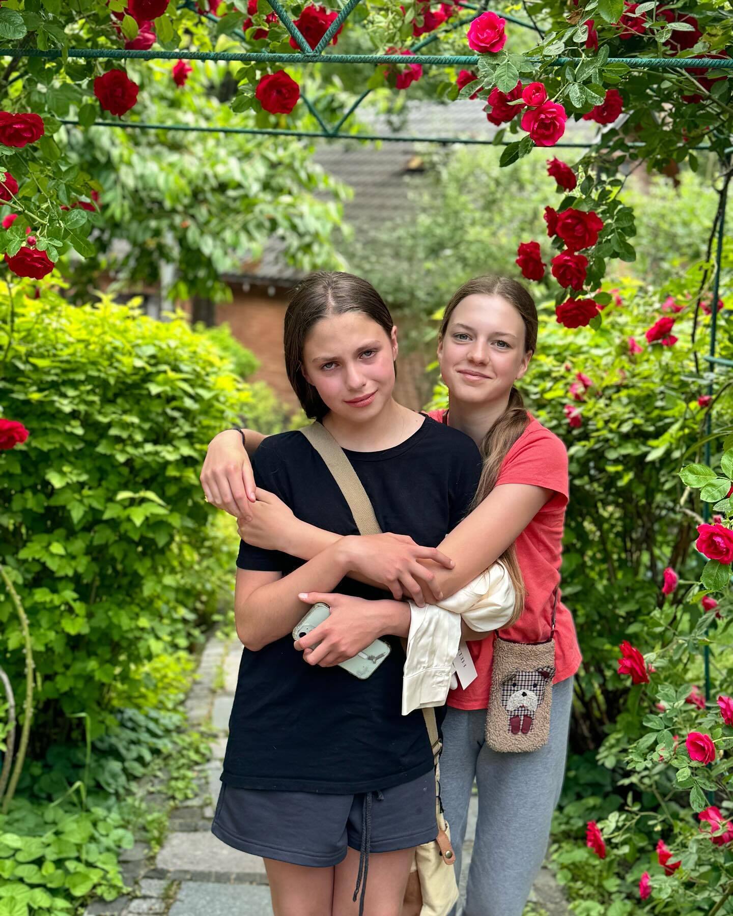 Оля Полякова объявила о возвращении младшей дочери Алисы в Украину: устала слышать истерики