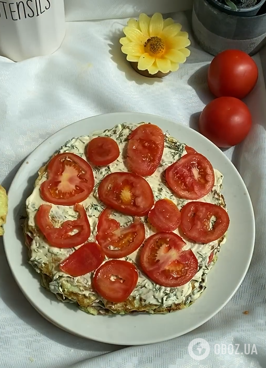 Ситний кабачковий торт з помідорами та часниковим соусом: як приготувати бюджетну сезону страву