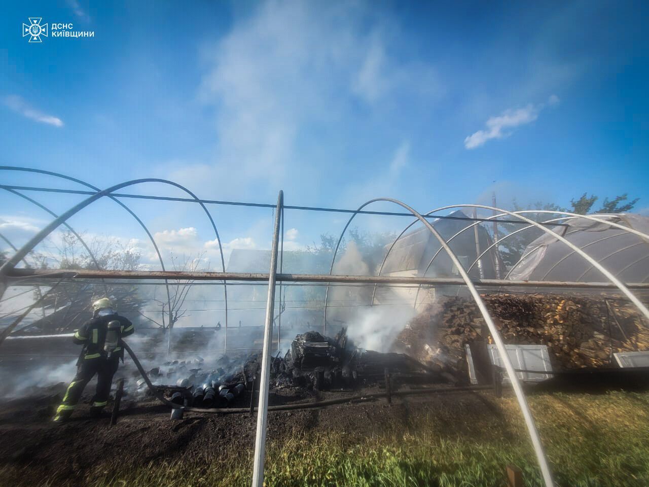 В Киевской области произошел масштабный пожар на улиточной ферме. Подробности и фото