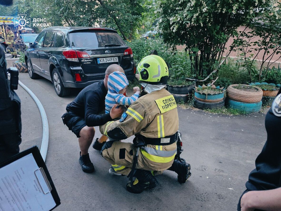 В Киеве во время пожара бойцы ГСЧС спасли четырех человек. Подробности и фото