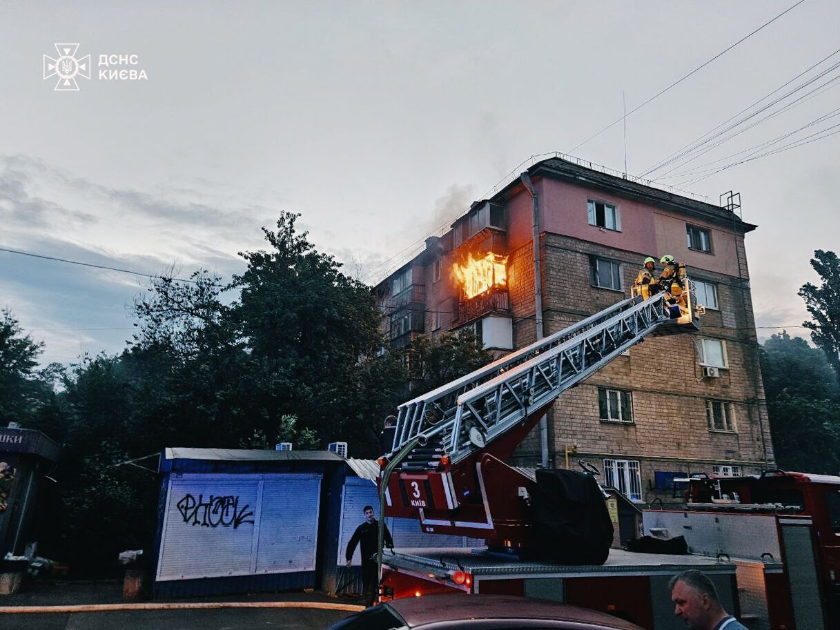 В Киеве во время пожара бойцы ГСЧС спасли четырех человек. Подробности и фото
