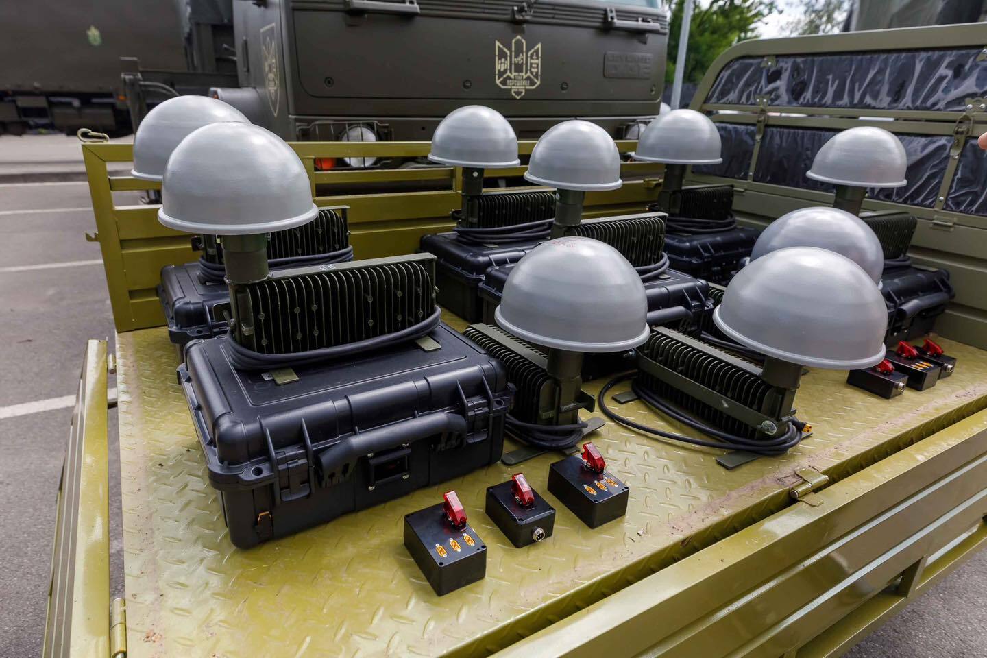 Хотілося б, щоб ця червона кнопка підірвала Кремль: Порошенко везе на Харківщину окопні РЕБи та 800 смертоносних FPV-дронів