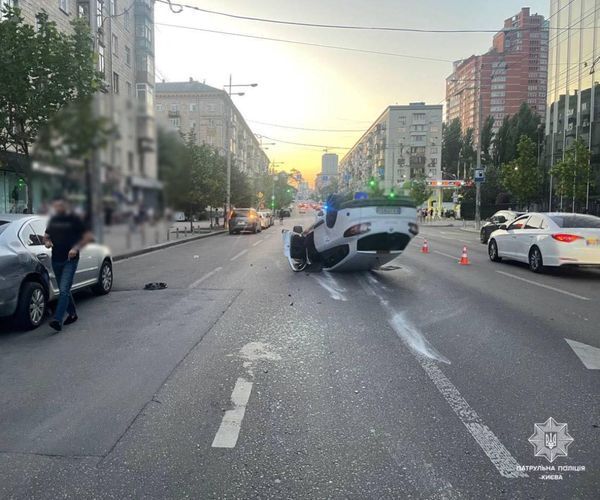 В Киеве произошло ДТП с опрокидыванием и возгоранием авто. Видео