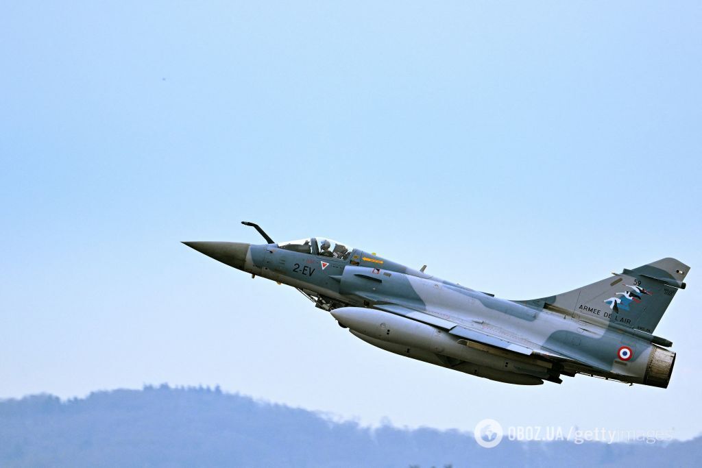 Франция передаст Украине боевые самолеты Mirage 2000 и подготовит пилотов: Макрон назвал сроки
