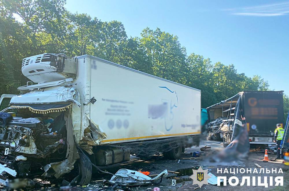 На Житомирщині зіткнулися дві вантажівки, один із водіїв загинув. Фото