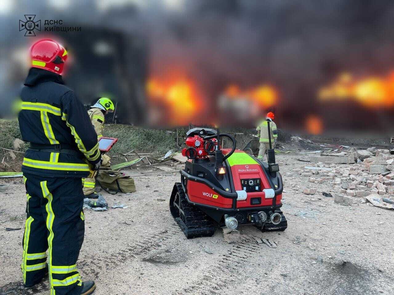 На Киевщине в результате вражеской атаки возник пожар на промышленном объекте. Фото