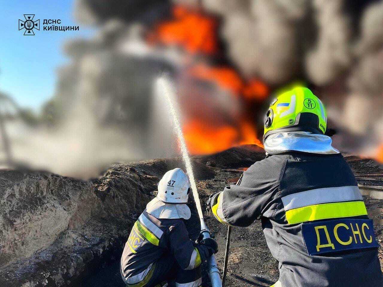 На Киевщине в результате вражеской атаки возник пожар на промышленном объекте. Фото