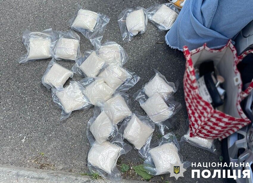 Изъяли товар и оборудование на 3 млн грн: полицейские Киева пресекли деятельность нарколаборатории. Фото и видео