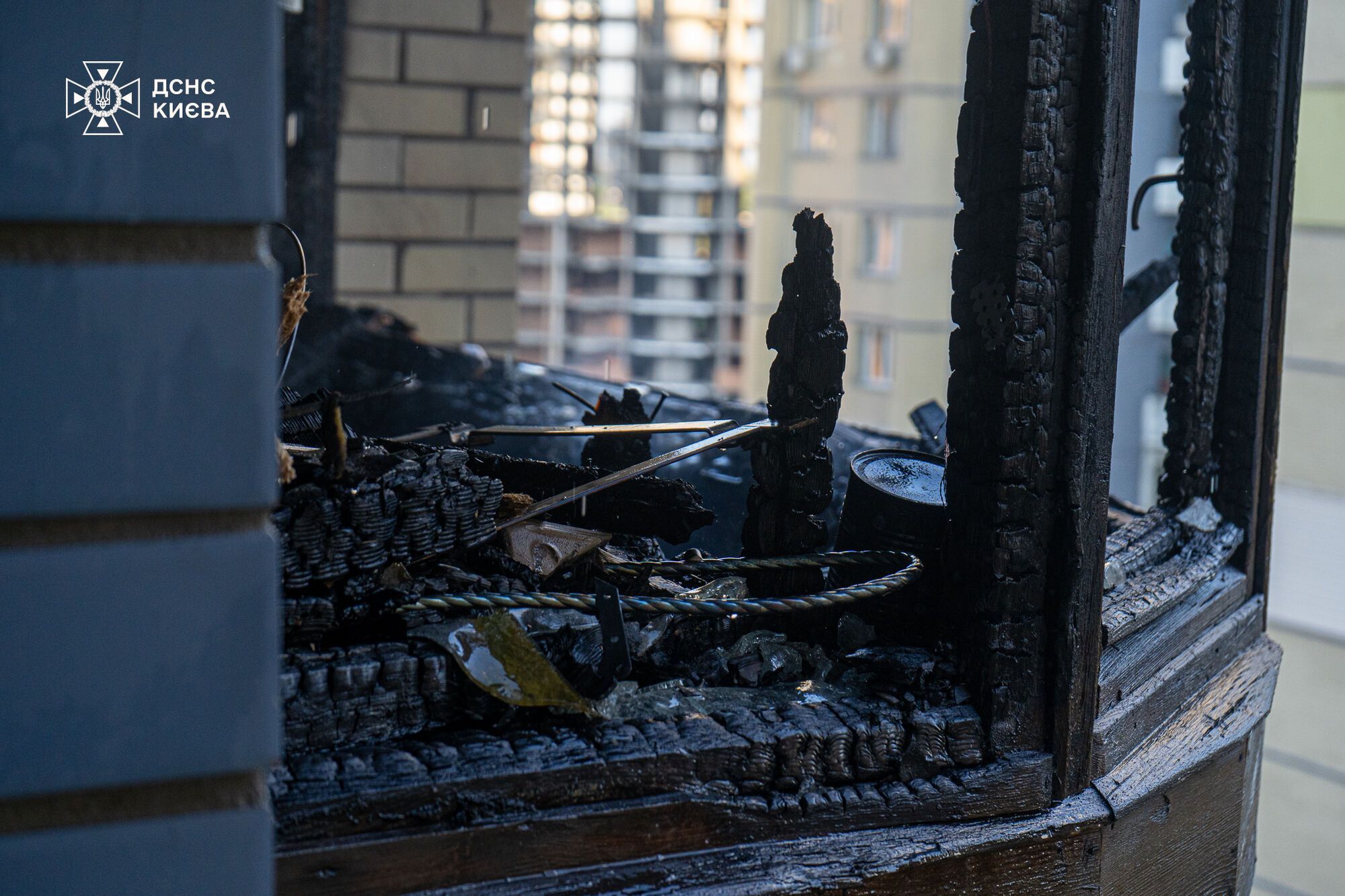 У центрі Києва на Печерську сталась пожежа в багатоповерхівці. Подробиці, фото і відео