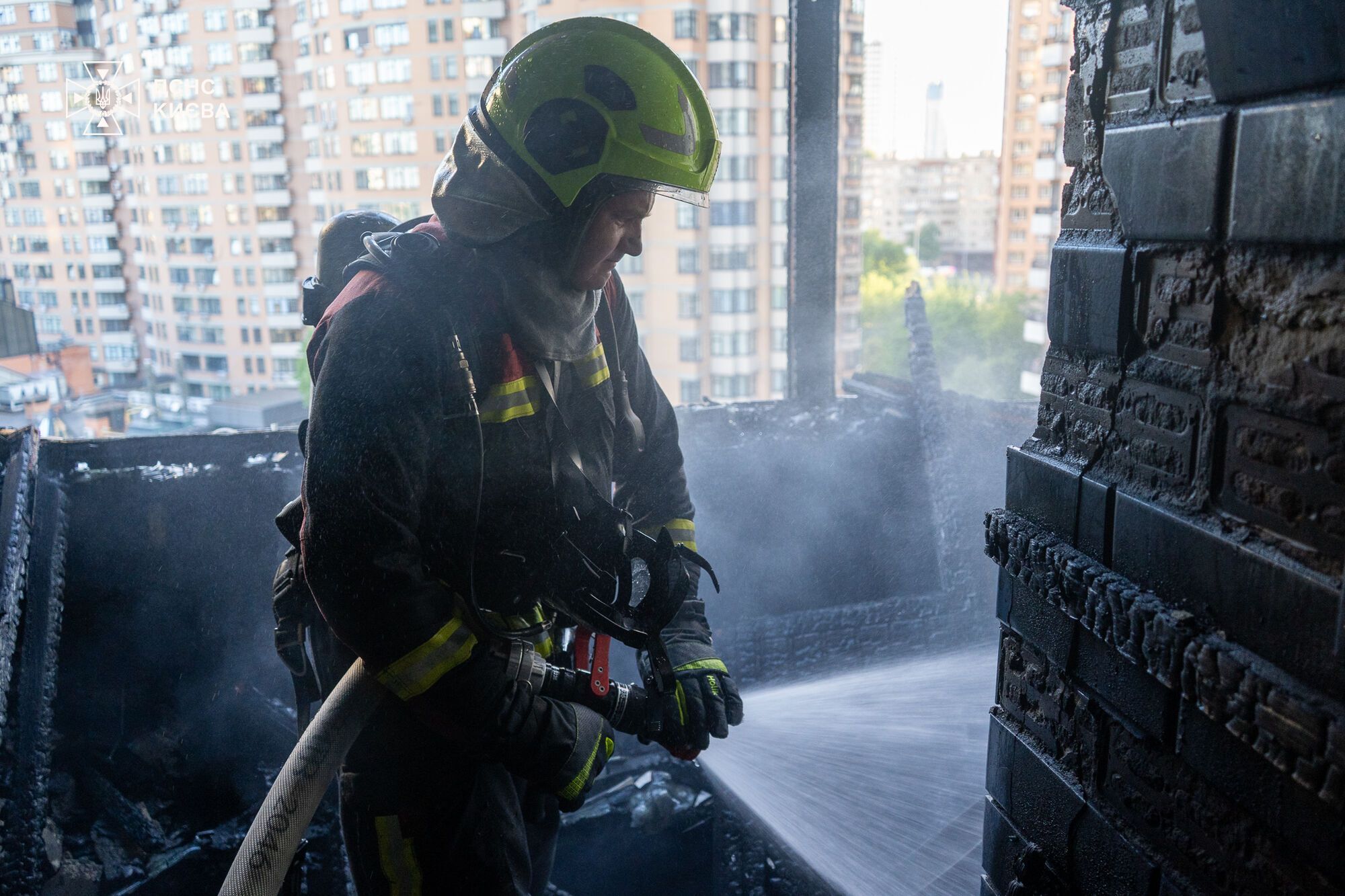 У центрі Києва на Печерську сталась пожежа в багатоповерхівці. Подробиці, фото і відео