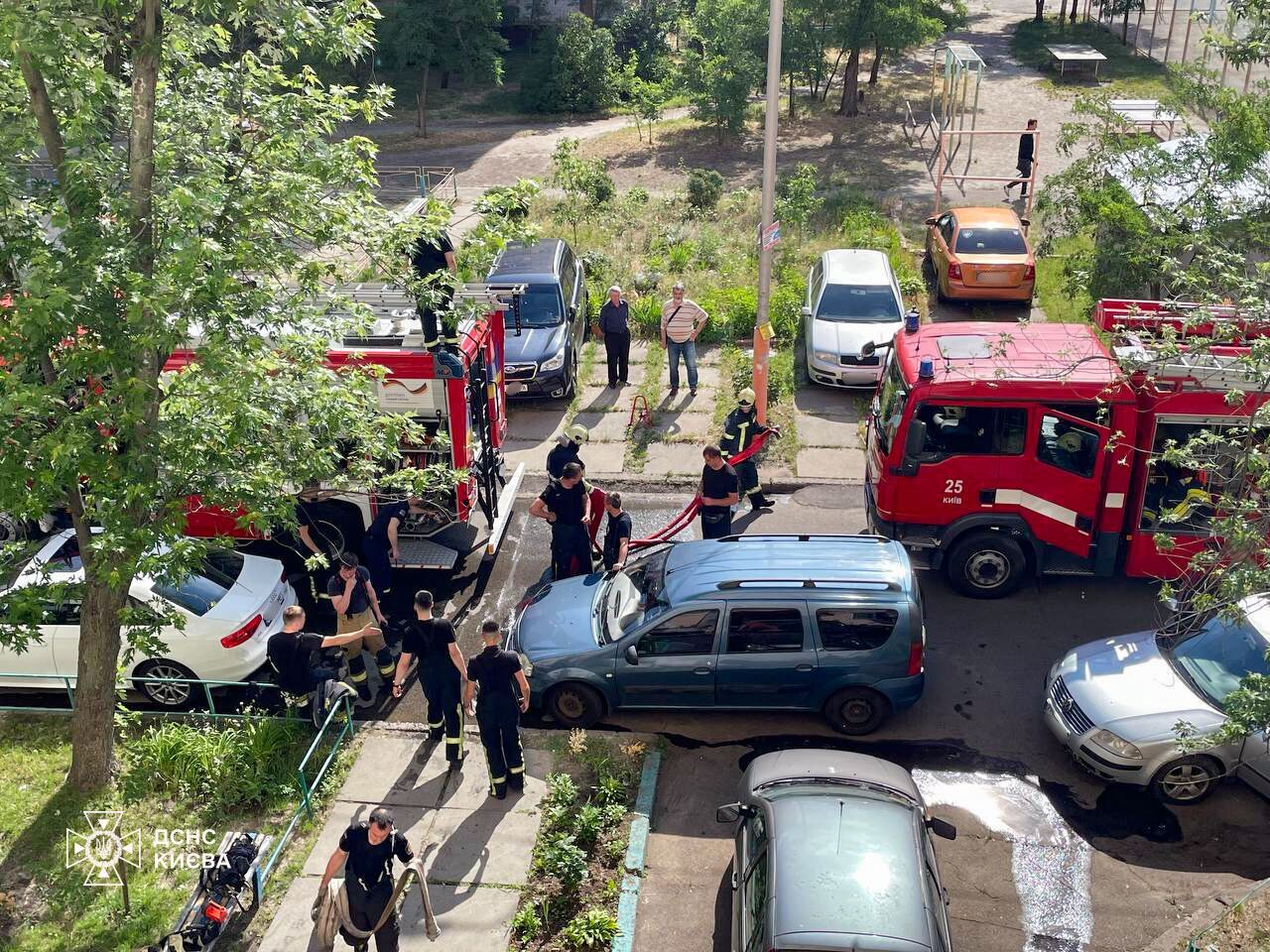 У Києві на Оболоні внаслідок пожежі постраждало двоє маленьких дітей. Подробиці і фото