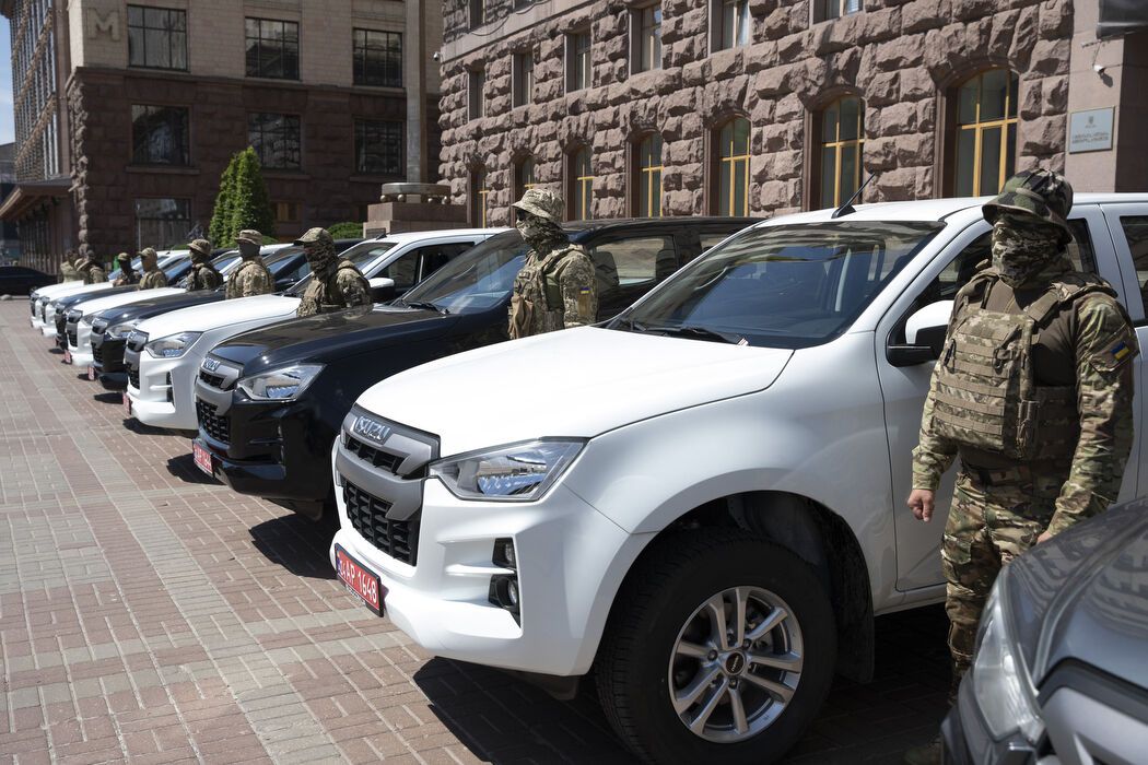 Автомобілі та дрони: Кличко передав бійцям на передову чергову партію допомоги від Києва. Фото