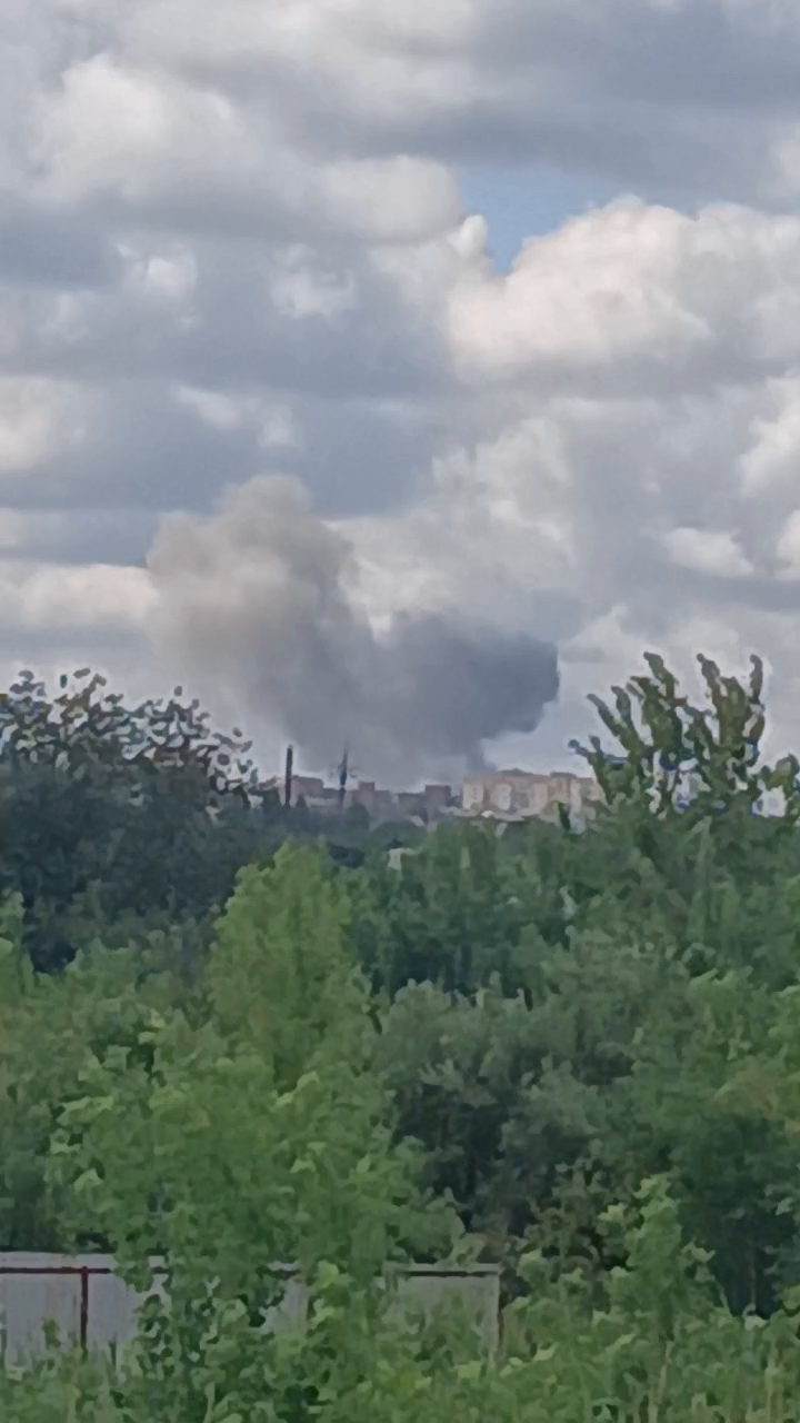 В окупованому Луганську прогриміла серія вибухів, піднявся дим: приліт міг бути по нафтобазі. Фото і відео