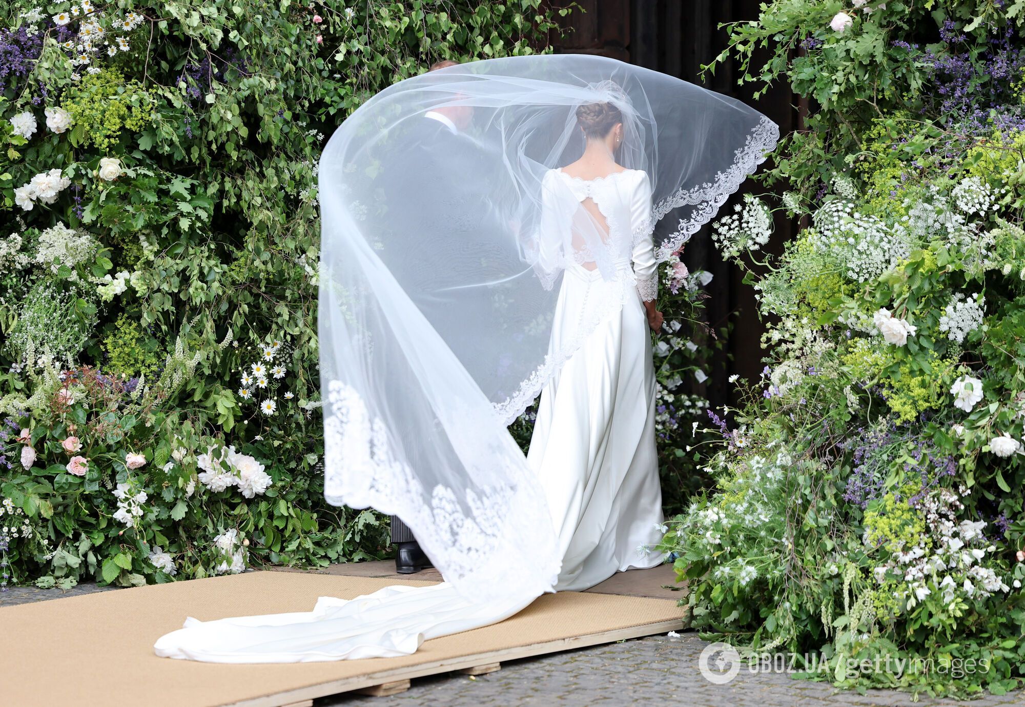 Ветер разгулялся не на шутку: появились первые кадры из королевской "свадьбы года"