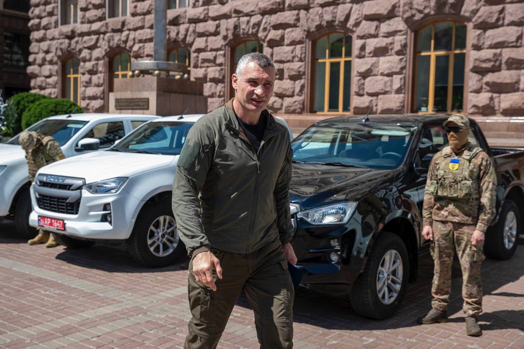 Автомобили и дроны: Кличко передал бойцам на передовую очередную партию помощи от Киева. Фото