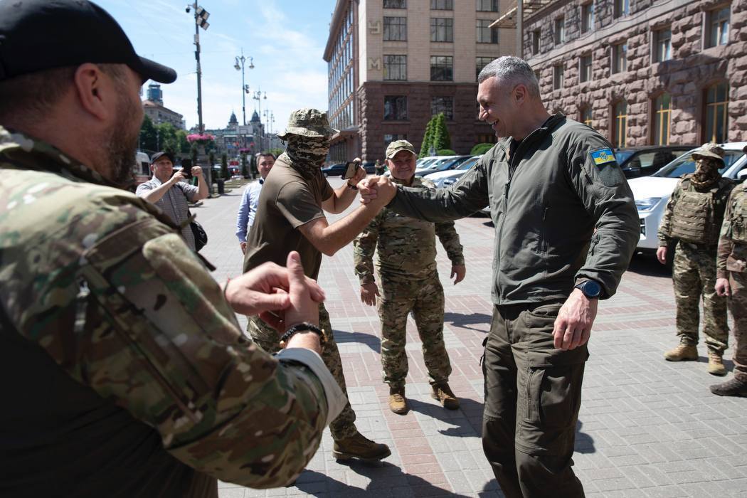 Автомобили и дроны: Кличко передал бойцам на передовую очередную партию помощи от Киева. Фото