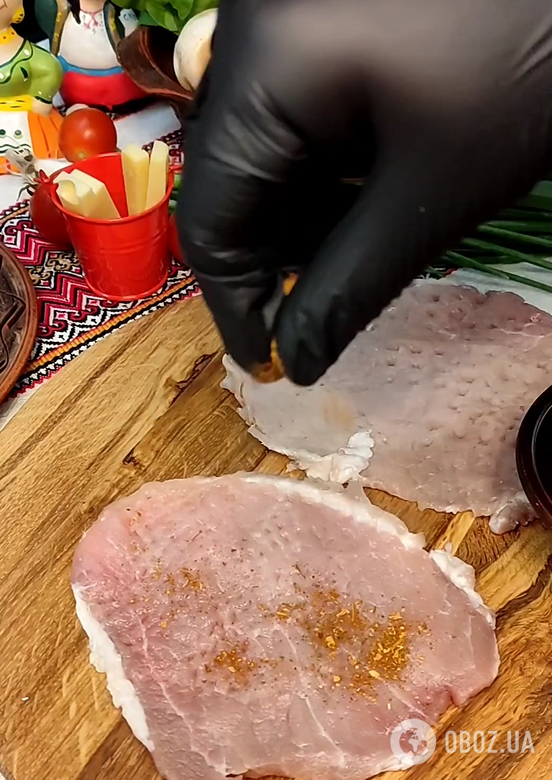 К макаронам, картофелю или гречке: сочные и сытные крученики из свинины с начинкой для обеда
