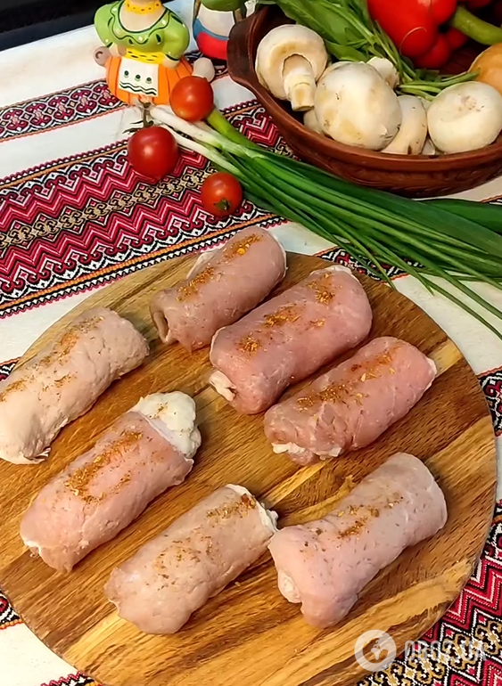 К макаронам, картофелю или гречке: сочные и сытные крученики из свинины с начинкой для обеда